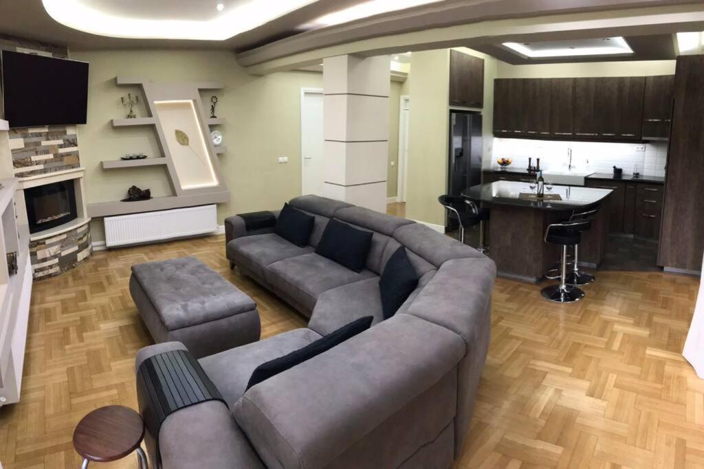 Finer Things Flisvos Beach Condo In Palaio Faliro Atenas Exterior foto